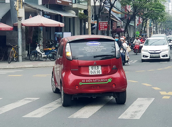 Xe ô tô điện của Công ty Du lịch Công đoàn Codatours trên đường phố Đà Nẵng