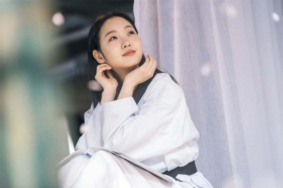 Kim Go Eun đóng vai chính trong loạt phim truyền hình ăn khách của đài SBS - “The King: Eternal Monarch” cùng với diễn viên Lee Min Ho. Kim Go Eun được đánh giá cao vì tài năng diễn xuất và sự linh hoạt về vai diễn. Các nhân vật mà nữ diễn viên 9x từng thủ vai hiếm khi giống nhau.