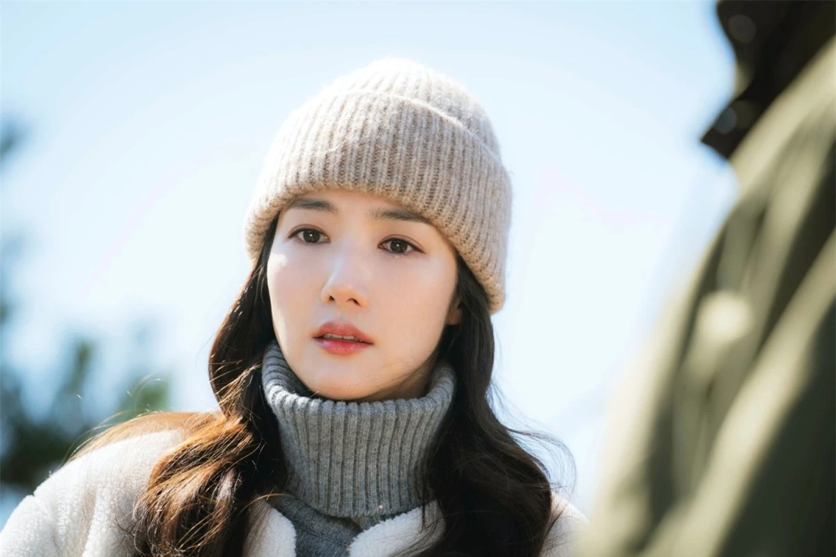 Trong bộ phim truyền hình "I’ll Go To You When The Weather Is Nice", Park Min Young đóng vai nữ chính - một người phụ nữ từng trải qua chấn thương tâm lý khi còn trẻ. Vai diễn xuất sắc cùng sự cống hiến hết mình cho công việc giúp cô nhận được nhiều lời tán dương.