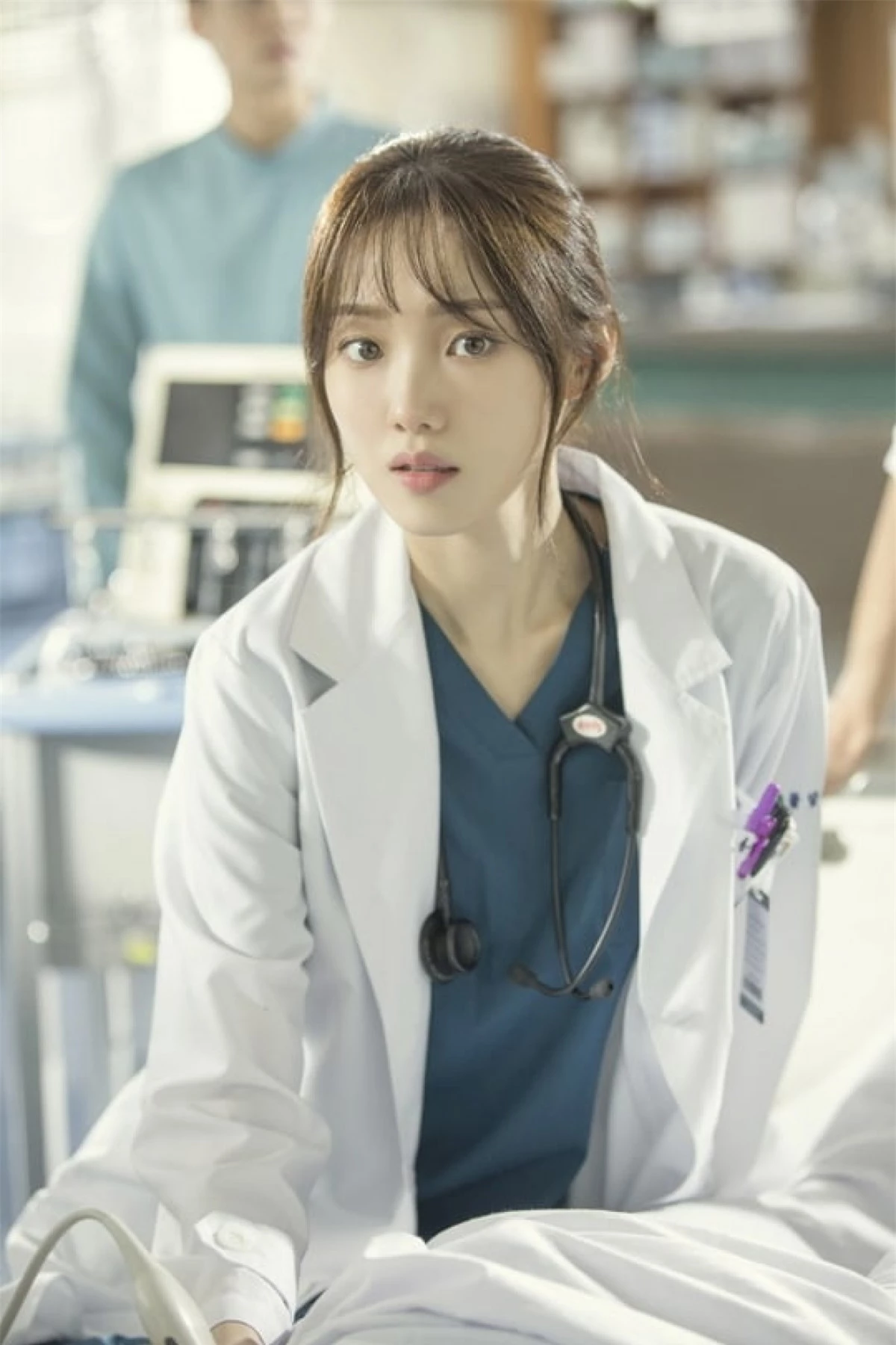 Lee Sung Kyung có vẻ ngoài ưa nhìn và hầu như không có anti-fan. Cô được yêu thích qua rất nhiều vai diễn, minh chứng rõ ràng nhất là vai nữ bác sĩ trong loạt phim “Dr. Romantic 2”. Lee Sung Kyung đã thể hiện thành công hai mặt đối lập của nhân vật: một bác sĩ phẫu thuật tài giỏi và một người phụ nữ phải vật lộn với những cơn hoảng loạn của chính mình.