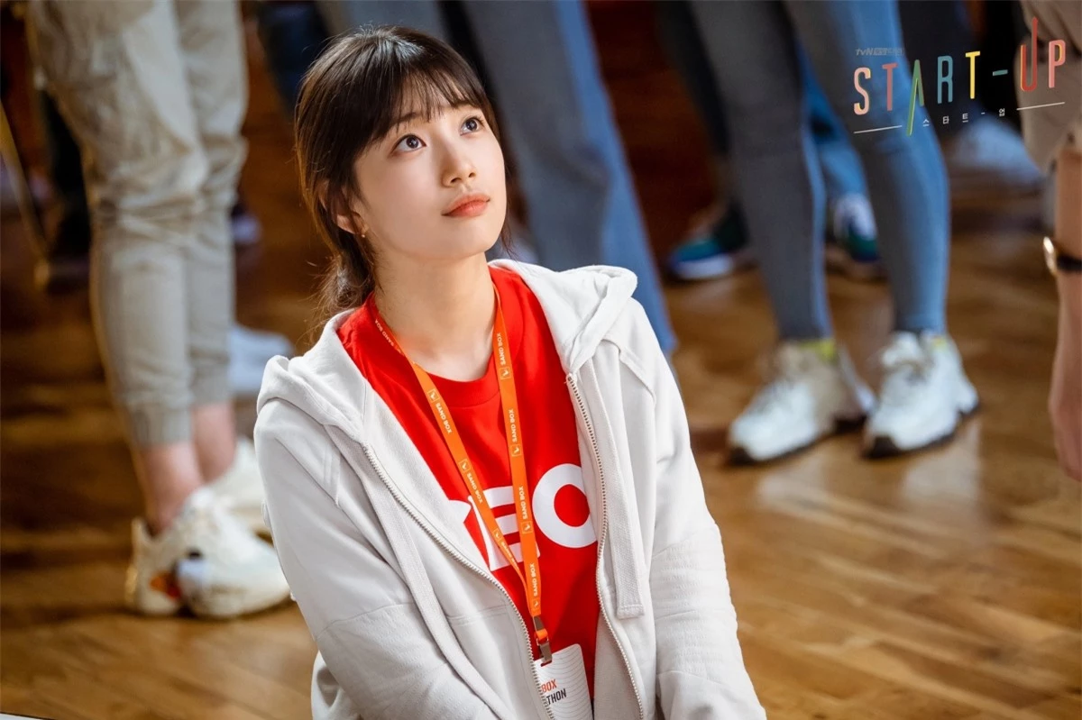 Suzy luôn biết cách để tỏa sáng, dù trong bất kỳ vai trò nào. Năm ngoái, vai diễn Seo Dal Mi trong bộ phim "Start-Up" đã hoàn toàn chinh phục khán giả. Trong phim, nhân vật Seo Dal Mi luôn gặp xui xẻo, nhưng sự quyết tâm đã giúp cô vượt qua khó khăn và biến ước mơ thành hiện thực.