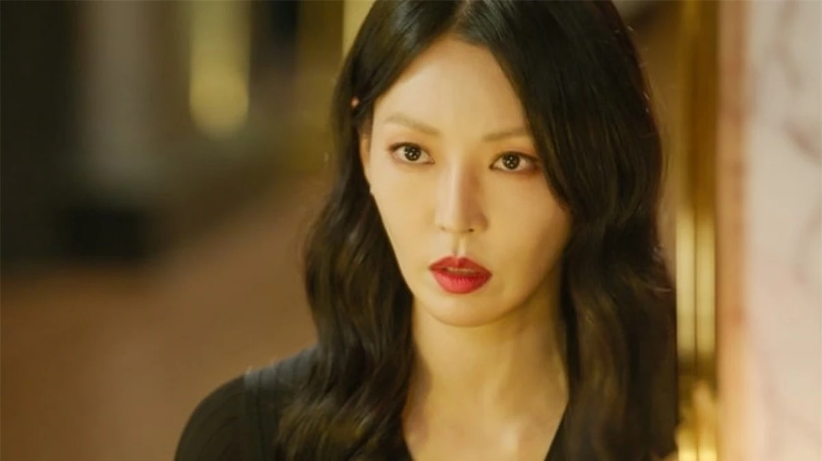 Với vai phản diện trong loạt phim "Penthouse", Kim So Yeon khiến công chúng phẫn nộ với sự độc ác, tàn nhẫn khi nhân vật Cheon Seo Jin của cô sẵn sàng phản bội và chà đạp lên người khác để đạt được mục tiêu. Là một diễn viên tài năng, Kim So Yeon đã hoàn thành vai diễn một cách xuất sắc.