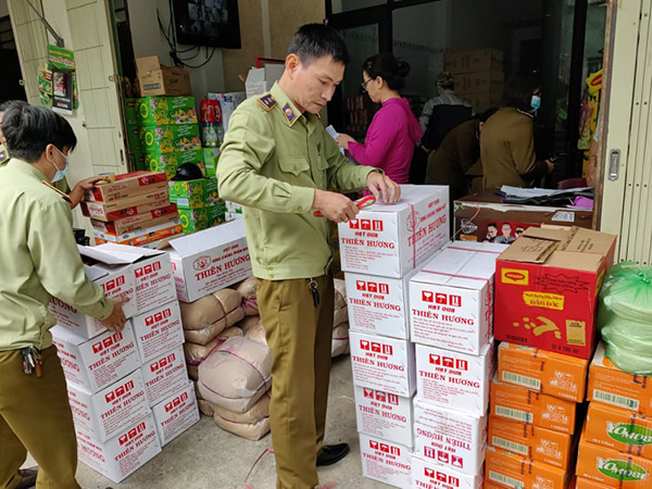 Đà Nẵng: Phát hiện hạt dưa có dấu hiệu giả mạo, pháo lậu, bình xịt hơi cay trái phép