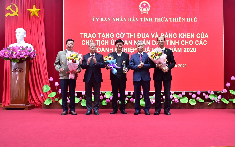 Lãnh đạo tỉnh Thừa Thiên Huế khen thưởng các đơn vị dẫn đầu xếp hạng chỉ số năng lực cạnh tranh của tỉnh.