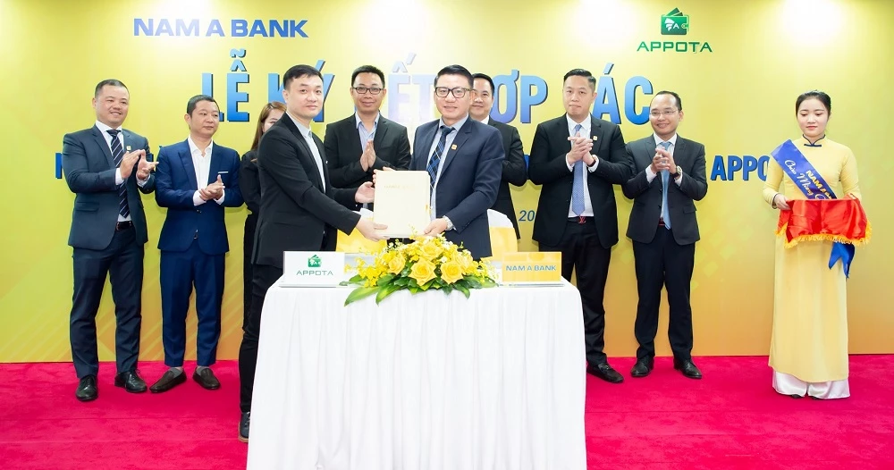 Đại diện Nam A Bank và AppotaPay ký kết hợp tác.
