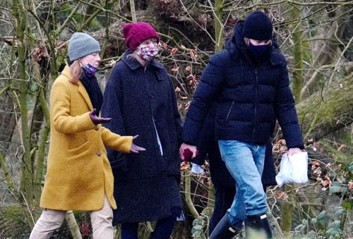 Taylor Swift tay trong tay với Joe Alwyn và có cả mẹ bạn trai bên cạnh, phải chăng đã được chấp nhận làm 'con dâu tương lai'?