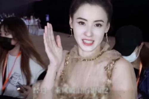 Trương Bá Chi gây sốt với nhan sắc tuổi 40, bất chấp flash chiếu thẳng vào mặt vẫn đẹp không tì vết