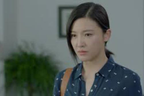 Chồng đưa đồng nghiệp nữ đi mua sắm và xem phim nhưng lại cho rằng đó là chuyện thường tình