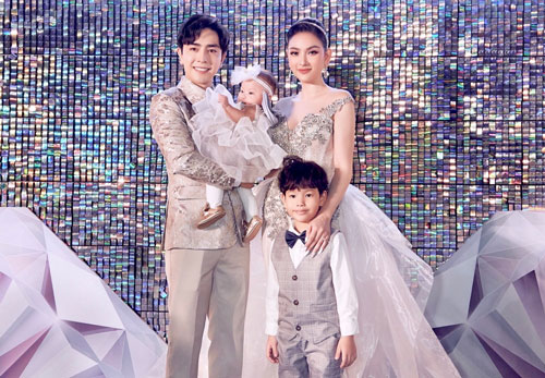 Gia đình Thu Thủy hạnh phúc cùng tham gia dạ tiệc trên du thuyền hạng sang