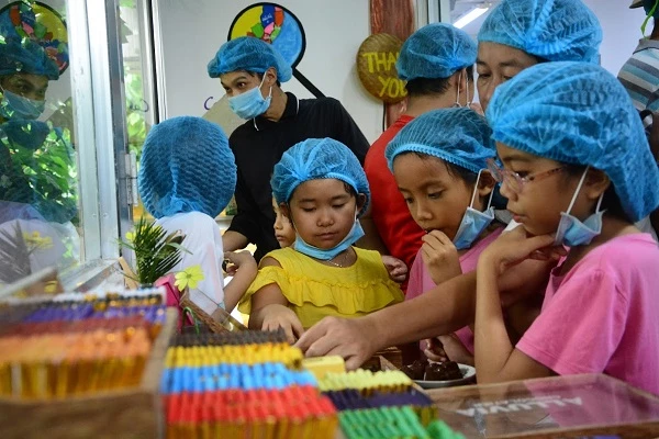 Tự tay làm những thanh socola và mang về - dịch vụ du lịch trải nghiệm đang thu hút du khách.