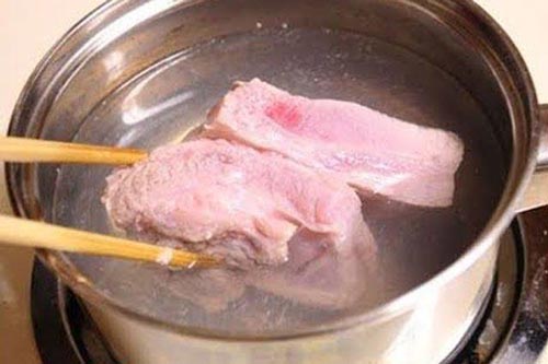 Sai lầm tai hại nếu cho thêm nước lạnh vào nồi luộc thịt đang đun sôi