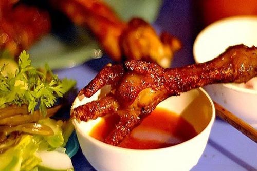 Bạn trai chia tay vì một lúc ăn hết 6 chân gà, cô gái lên mạng than thở, dân tình phản ánh bất ngờ