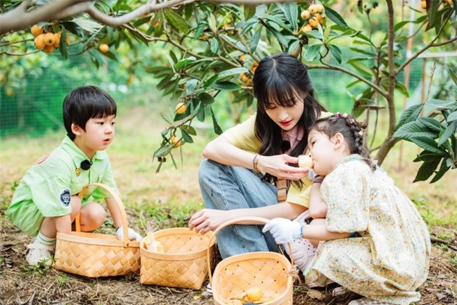 Trịnh Sảng bị netizen chỉ trích giả tạo khi đòi bỏ con mình nhưng lại lên show chăm sóc con nhà người ta - Ảnh 1.