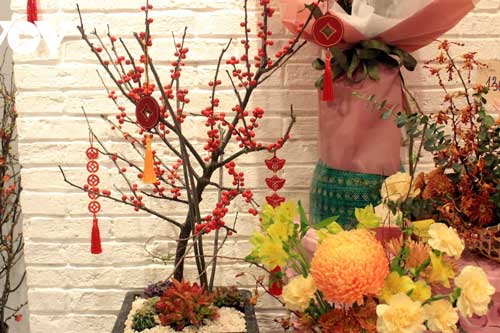 Hoa đào nhập khẩu hút khách chơi Tết tại TP HCM