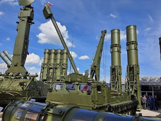 Tổ hợp tên lửa phòng không tầm xa Antey-4000. Ảnh: Vestnik.
