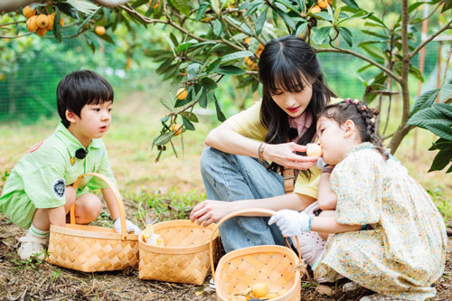 Trịnh Sảng bị netizen chỉ trích giả tạo khi đòi bỏ con mình nhưng lại lên show chăm sóc "con nhà người ta"