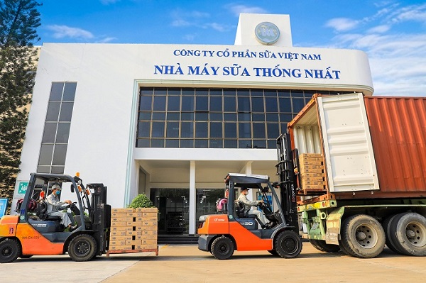 Vinamilk “xông đất” 2021 với lô hàng lớn gồm sữa hạt và sữa đặc xuất khẩu