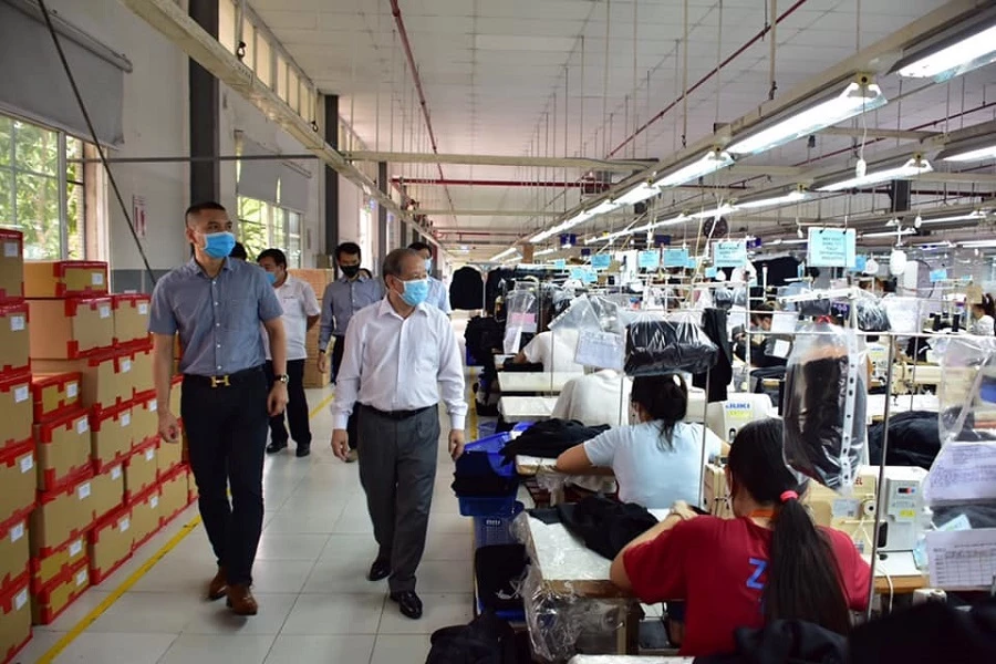 Chủ tịch UBND tỉnh Thừa Thiên Huế Phan Ngọc Thọ thăm và kiểm tra tình hình sản xuất kinh doanh gắn với phòng chống dịch COVID-19 tại Công ty Scavi Huế.