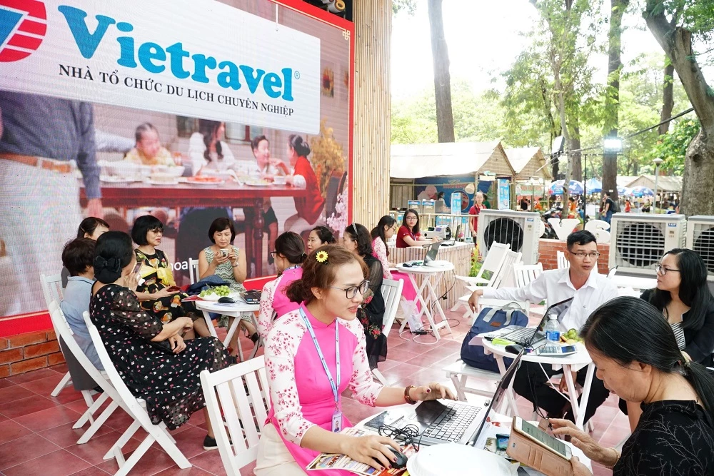 Vietravel mang đến du khách nhiều ưu đãi hấp dẫn khi mua tour Tết tại gian hàng của mình. 