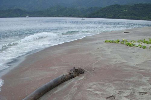 Cát ngọc hồng lựu tiết lộ hòn đảo bị Trái Đất nuốt chửng rồi nhả ra