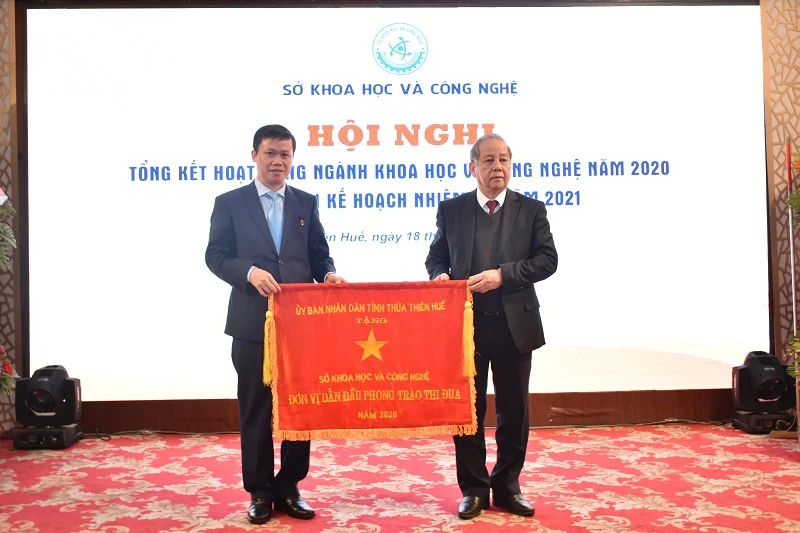 Chủ tịch UBND tỉnh Thừa Thiên Huế Phan Ngọc Thọ trao Cờ thi đua xuất sắc năm 2020 cho Sở KH&CN.
