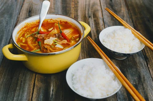 Nấu canh kim chi thịt gà hấp dẫn cho ngày Tết