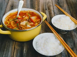 Nấu canh kim chi thịt gà hấp dẫn cho ngày Tết