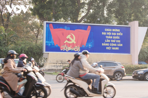 Đường phố Hà Nội rực rỡ tranh cổ động trước thềm Đại hội lần thứ XIII của Đảng