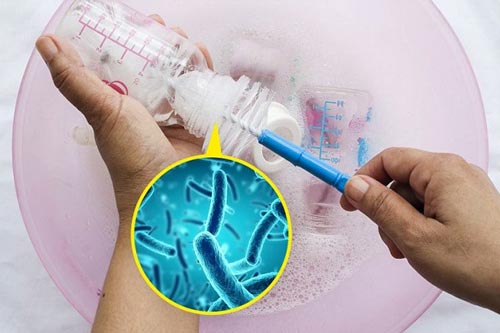 Tại sao không nên cho trẻ bú bình nhựa?