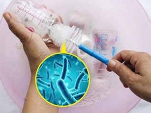 Tại sao không nên cho trẻ bú bình nhựa?