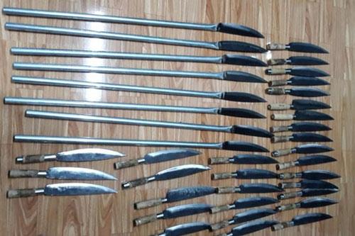 Quảng Ngãi: Điều tra 2 thanh niên đặt hàng 38 dao phóng lợn