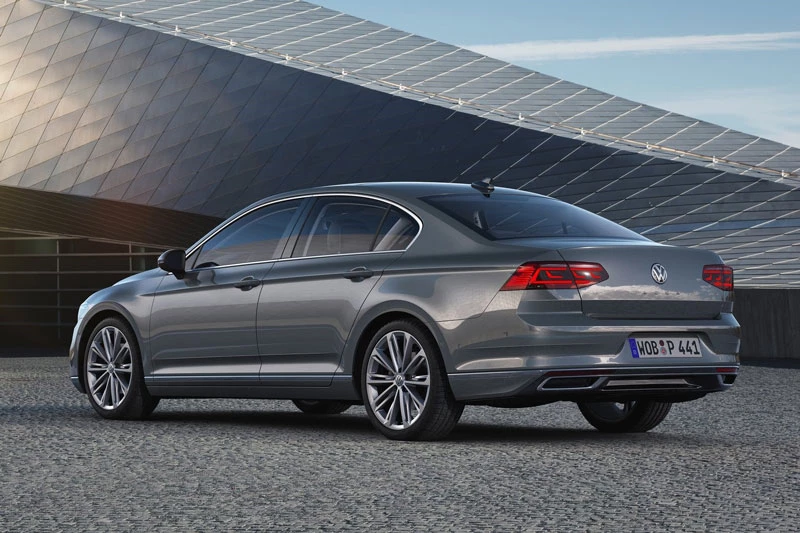 9. Volkswagen Passat (giá khởi điểm: 24.990 USD).