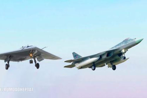 Đẳng cấp siêu trội Okhotnik khi ném bom từ khoang vũ khí