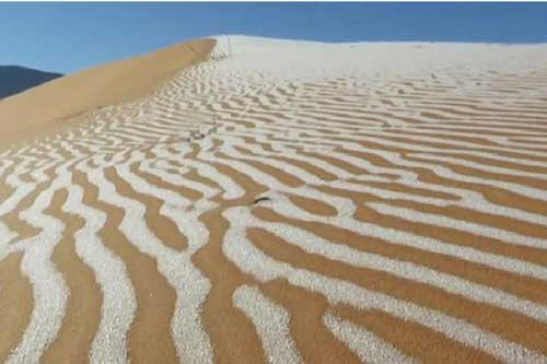 Tuyết rơi bất thường ở sa mạc Sahara, tạo nên bức tranh tuyệt đẹp trên cát