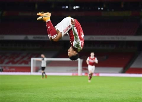 Aubameyang lại nhảy santo ăn mừng bàn thắng và Arsenal đã dễ dàng vượt qua Newcastle