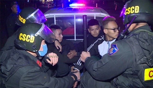 Bắt nhóm thanh thiếu niên lạng lách, ném gạch đá cảnh sát đi tuần trong đêm - 1