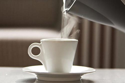 Mỗi sáng uống 1 ly nước ấm khi đói bụng, bạn sẽ thấy điều bất ngờ xảy ra