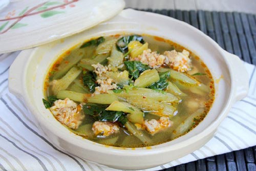 Làm món canh dọc mùng nấu tôm ngon tuyệt