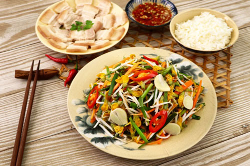 Giải ngấy ngày Tết với bông điên điển muối chua ngon khó cưỡng