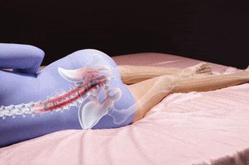 Ngủ với tư thế này khiến cho cột sống của bạn ngày càng cong vẹo, nhất là điều thứ 2