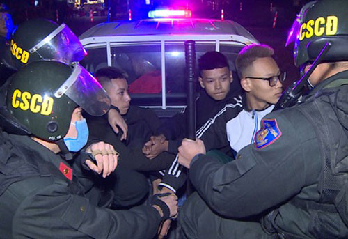 Bắt nhóm thanh thiếu niên lạng lách, ném gạch đá cảnh sát đi tuần trong đêm