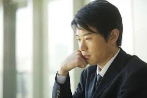 Đón mẹ chồng lên chăm cháu hộ, tôi phẫn nộ phát hiện vợ lén lút lắp camera theo dõi