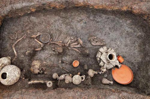 Đào sân bay, phát hiện hài cốt 2.000 năm chôn cùng... bàn tiệc BBQ