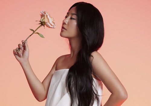 Văn Mai Hương khoe vai trần gợi cảm