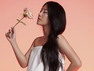 Văn Mai Hương khoe vai trần gợi cảm