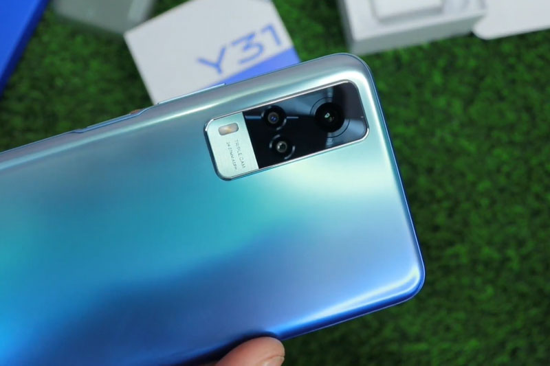 Trên tay smartphone RAM 6 GB, pin ‘khủng’, giá rẻ bất ngờ