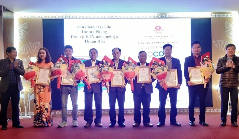 Lãnh đạo Sở NN&PTNT Thừa Thiên Huế trao chứng nhận OCOP cho các chủ thể.