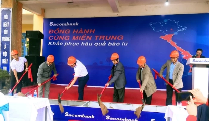 Sacombank phối hợp với các cơ quan liên quan, làm lễ khởi công xây dựng trường tiểu học số 2 Hương Xuân, thị xã Hương Trà.