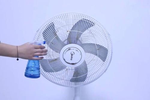 Mẹo vệ sinh quạt điện đơn giản mà không cần tháo khung