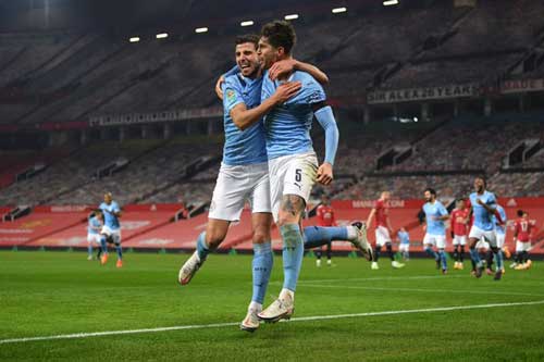 Điểm nhấn Man City 2-0 Aston Villa: Điểm tựa hàng thủ đưa Man City lên nhì bảng